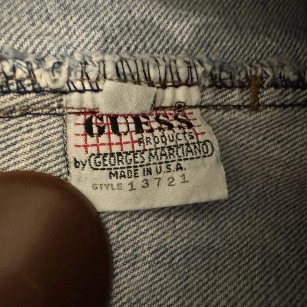 VINTAGE GUESS BIB OVERALLS  SHORTS WOMEN SIZE 4 FADED  COLLEGE THRASHED 80S CALI - Picture 5 of 7